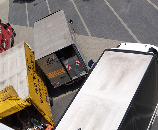 Pakowanie rzeczy do samochodu przeprowadzkowego